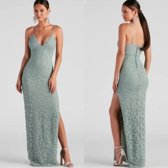 Windsor Dresses & Skirts - NEVER WORN‼️ Windsor Lace Mesh Plunge Neck Floral Dress